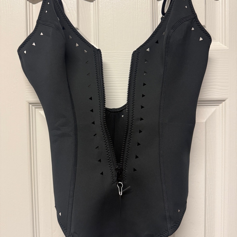 Gigi C| NWT Alexandra Black Cut out Swimsuit in Size M - Picture 6 of 15